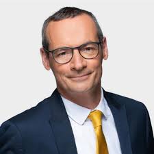 Iconic bassist Reggie Washington