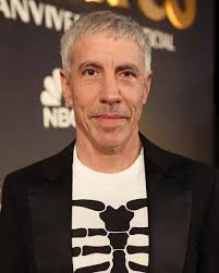 Asi luce Anthony Kiedis de los Red Hot Chili Peppers