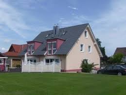 Englischer Rasen Vor Wohnhaus Mit Neuem Fassadenanstrich Durch Die Klingelhofer Gmbh In Buseck 35418 M Fassadengestaltung Style At Home Fassaden Gestaltung