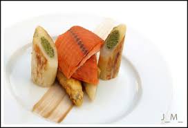 Recette de truite à l'unilatéral, fondue de pousses d'épinards et purée de panais, beurre rouge. Truite De Mer Sauvage Laquee En Cuisson Faible Temp Et Grosses Asperges Blanches Farcies A L Aneth Pagaie Sors De La Cuisine