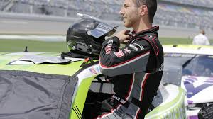 Several licensed drivers participate in nascar, such as dale earnhardt jr., jimmie johnson, jeff gordon and tony stewart. Pgyniebgyzm 2m