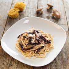 L'orzotto funghi e radicchio è un piatto autunnale semplice e gustoso da preparare ed è un ottima alternativa al classico risotto. Tagliolini Con Radicchio Funghi E Stracchino Basilico Secco