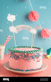 Pastel De Cumpleanos Para Ninos Y Ninas Con Vasos Y Pajitas De Papel Fotografia De Stock Alamy