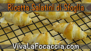 Probabilmente avrete capito che mi piace la pasta sfoglia e ancor di più le torte rustiche….quindi ogni tanto prendo un po di sfoglia al supermercato e mi invento un piatto col resto delle cose che abbiamo in frigo e che dobbiamo consumare……cose che riguardano quella splendida azione che si chiama. Ricetta Salatini Di Pasta Sfoglia Al Wurstel Prosciutto E Formaggio Youtube