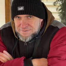 Злодії в законі? Якщо звичайна людина вимагає гроші у іншої, її  звинувачують у рекеті. Адже без сумніву, це злочин. Проте як тільки за те  саме береться чиновник, все відразу стає законним. Днями