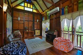 Rumah tradisional melayu yang asli di melaka dikenali sebagai rumah melaka, dan bentuk bumbungnya yang panjang. Home 11 Homestay Rumah Tradisional Dengan Swimming Pool Biru