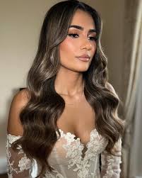 The beautiful Alisha 🤍 it's such a treat to get a bride that's super into  makeup & loves the glam process! A lovely bronzed look with a middle part  wave…chefs kiss!