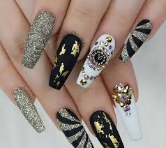 La cantidad de strass dependerá del tamaño de las uñas. Pin De Gisele Duarte En Nails Unas Negras Con Dorado Manicura De Unas Unas Lindas Decoradas