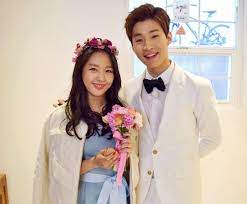 The show pairs up korean celebrities to show what life would be like if they were married. Rindu We Got Married Yuk Nostalgia Dengan 6 Couple Kece Season 4 Ini