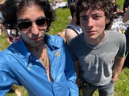 Do I look better in 🖤or🤍?