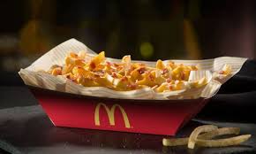 Mcdonald S Ajoute Des Frites Au Fromage Fondu Et Au Bacon Au Menu Les Eclaireuses Fromage Frit Alimentation Lard