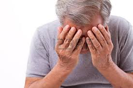 Resultado de imagen para ancianos tristes llorando