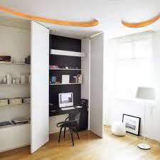 Le salon peut très bien être scindé afin de créer un espace de travail organisé et. 5 Astuces Deco Pour Cacher Un Bureau Dans Un Placard Astuces Deco Small Home Offices Tiny Home Office Home
