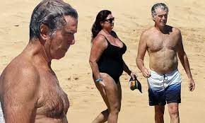 El pasado jueves el actor pierce brosnan y su mujer keely shaye smith cumplían 26 años de relación y ambos decidieron homenajear esa efeméride compartiendo fotografías suyas que han causado. Pierce Brosnan 66 And Wife Keely Shaye Smith Frolic On Hawaiian Beach In Swimsuits Daily Mail Online
