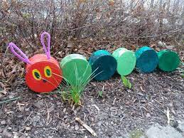 Das ziehtier »raupe« ist in der gestalt der »kleinen raupe nimmersatt« vom bekannten kinderbuchautor eric carle, gestaltet. Die Kleine Raupe Nimmersatt Aus Holzscheiben Die Kleine Raupe Nimmersatt Raupe Nimmersatt Basteln Mit Holz