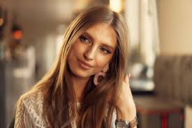 Una foto hiperrealista de una bella noble rubia 2