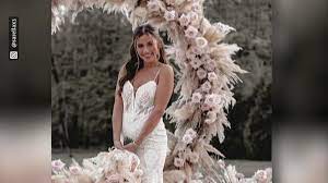 Du bist auf der suche nach dem idealen brautkleid? Frisch Vermahltes Ehepaar Engels So War Sarahs Suche Nach Dem Hochzeitskleid Video Vip De