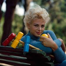 Un film con dei lampi di genio, ma confuso, fitto di simboli inespressi, di allegorie un po' ritorte, ditemi psicoanalitici scarsamente risolti sul piano narrativo e costruito, soprattutto, pur nella diversità. Federico Fellini E Le Sue Donne Da Sandra Milo A Claudia Cardinale Amica