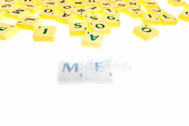 Diminutivos son palabras que indican condición o característica menor o más pequeña, que pueden derivarse de un sustantivo o de un adjetivo. Juego De Mesa Que Tiene Tejas Con Las Letras Para Formar Palabras Y Frases Fotos Libres De Derechos Y Gratuitas De Dreamstime