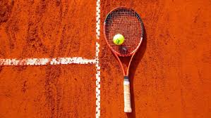 Each player uses a tennis racket that is strung with cord to strike a hollow rubber ball covered with felt over or around a net and into the opponent's court. Tennis Mein Lieblingssport Kindersache