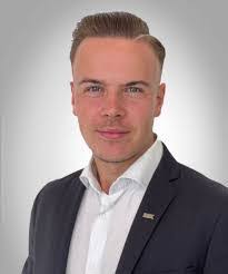 Julian Schell's Instagram, Twitter & Facebook