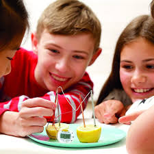 Invita a los niños a explorar y conocer lo emocionante de la ciencia en el  día a día. Kits de experimentos para diversas edades.