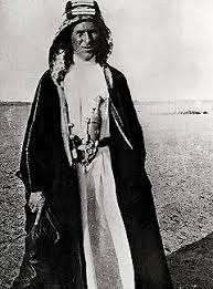 In gran bretagna, nel 1935, un uomo esce di casa e a bordo di una motocicletta percorre una strada. Lawrence Von Arabien Film Wikipedia