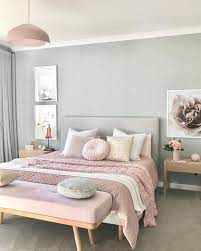 Una pared gris en el dormitorio será, de hecho, una solución óptima en el caso de pisos de parquet o muebles de madera. Pared Gris Cama En Rosa Lampara De Techo Rosa Decoracion De Paredes Dormitorio Decoracion De Habitacion Femenina Decoracion De Habitacion Tumblr