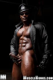 BIG BLACK BODYBUILDER POSING HIS HUGE DICK boldly