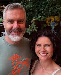 I wish Tom & I had gone at the beginning of Tracy's Fringe season so I  could have encouraged you all to go along. Tracy Crisp is a local artist in  her