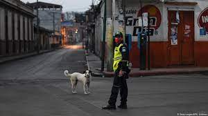 El toque de queda se refiere a la prohibición o restricción, establecida por instituciones gubernamentales, de circular libremente por las calles de una ciudad o permanecer en lugares públicos, permaneciendo los habitantes únicamente en sus hogares salvo excepciones de necesidad o urgencia. Guatemala Bajo Toque De Queda Total Para Detectar Focos Activos Del Virus Las Noticias Y Analisis Mas Importantes En America Latina Dw 23 05 2020