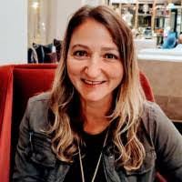 Laura Suter's Instagram, Twitter & Facebook