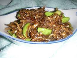 Ketika saya mendapat resepi sambal petai ikan bilis ini, saya menjangkakan yang ianya adalah resepi yang berasakan cili merah iaitu sambal petai yang berwarna merah. Ikan Bilis Petai Cili Api