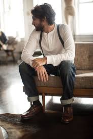 Weisses Langarmshirt Mit Einer Knopfleiste Dunkelblaue Jeans Braune Leder Brogues Dunkelgrauer Hosentrager Lookbook Dunkelblaue Jeans Indie Mode Und Man