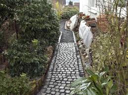 Gartenweg Anlegen Anleitung Fur Hobbyhandwerker Gartenwege Anlegen Gartenweg Hinterhof Garten