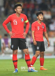 사진 속 이승우는 파격적인 레게머리와 선명한 복근을 자랑하며 요트 위에서. í¬í† s ì†í¥ë¯¼ ì´ìŠ¹ìš° í•œêµ­ ì¶•êµ¬ì˜ í˜„ìž¬ì™€ ë¯¸ëž˜