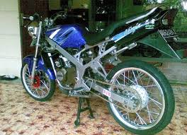 Namun kenyataanya berkata lain, banyak para pecinta kawasaki ninja yang hobi merubah tampilan ninja rr mereka dari racing ke velg jari jari ( jeruji ). Modifikasi Kawasaki Ninja Ss Velg Jari Jari A Photo On Flickriver