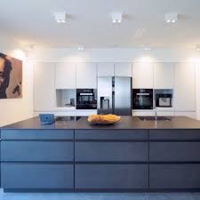 Moderne Landhauskuche In Weiss Von Hacker Kuchen Mit Kochinsel Bora Kochfeld Und Neff Elektrogeraten Kuchenhaus Thie In 2020 Kuche Grifflos Moderne Kuche Haus Kuchen