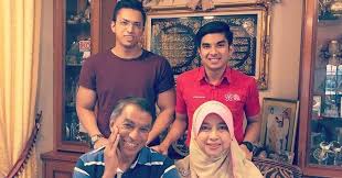 His father was a singaporean, a construction worker at singapore. Syed Saddiq Bá»™ TrÆ°á»Ÿng 26 Tuá»•i Cá»§a Malaysia