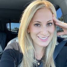 Amber Loo's Instagram, Twitter & Facebook