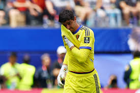 IN BEELD. Thibaut Courtois in tranen van het veld: doelman moet geblesseerd de strijd staken