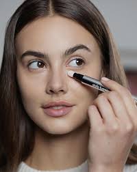 How to conceal dark circles and puffiness with your Sisley makeup