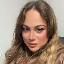 🔥 Lina Luaces brilló en Hollywood con un look rojo de impacto en la  premiere de Freaky Friday 2. Nuestra Miss Universe Cuba 2025 deslumbró  junto a su mamá, Lili Estefan. ¡Cuba