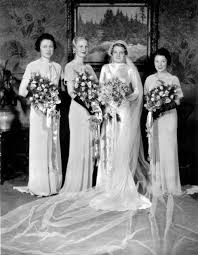 What Did Women Wear In The 1930s 1930s Fashion Guide Bridal Gowns Vintage Vintage Wedding Photos Bridal Gowns