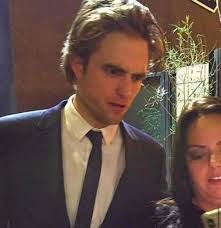 Hay que recordar la vez en la que una fan le pidió una foto a Robert  Pattinson y la cara que puso cuando se dio cuenta que le habian puesto un  filtro