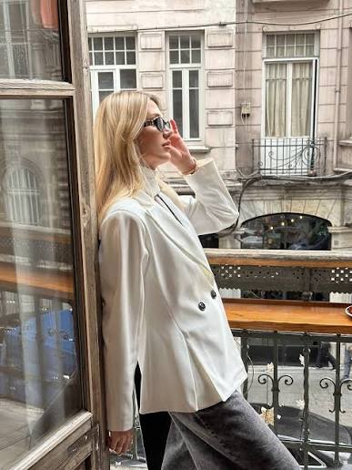Some outfits don't need much to feel elegant ✨ A structured blazer, soft neutral  tones, and beautiful architecture always seem to work together.  ⠀⠀⠀⠀⠀⠀⠀⠀⠀⠀⠀⠀⠀ timeless style • elegant outfits • neutral outfit •