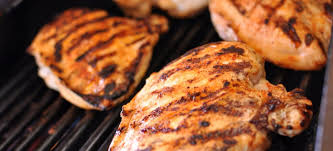 Sistemare il pollo sulla griglia, chiuderla e sistemarle sugli alari e non a contatto diretto con la brace. Ricetta Petto Di Pollo Alla Griglia Semplice E Succoso Passionebbq It