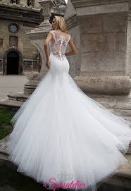 Accanto ai modelli di abiti da sposa più classici e tradizionali, trovano spazio vestiti più originali e innovativi, adattabili a riti religiosi e a matrimoni civili. Abito Da Sposa A Sirena Bellissimo Con Tulle Sulla Gonnasposatelier