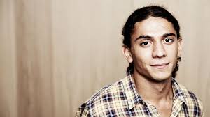 Nytt i topp på boklistan: ”Ett poetiskt maskingevär”