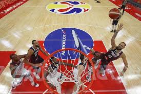Prinsip menggiring bola adalah bola selalu dekat dengan penggiring bola dan jauh dari lawan. 4 Teknik Dasar Bola Basket Yang Harus Dikuasai
